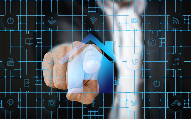 muž ukazuje na obrazovku, je tam síť, modrá s různými ikonami a uprostřed větší ikona domu, na kterou ukazuje prst