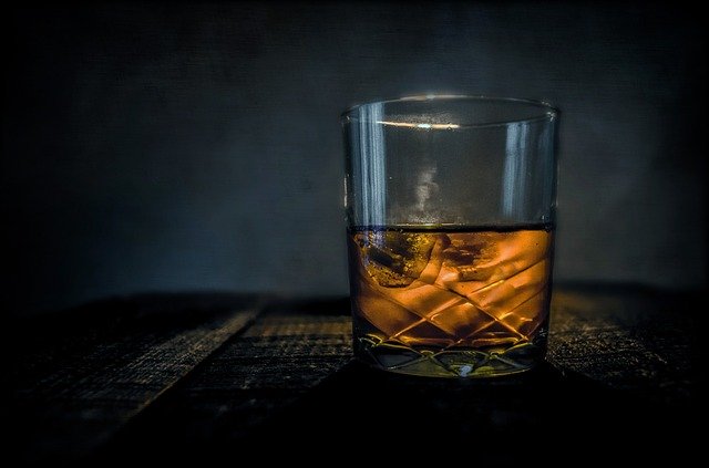 sklenice whiskey